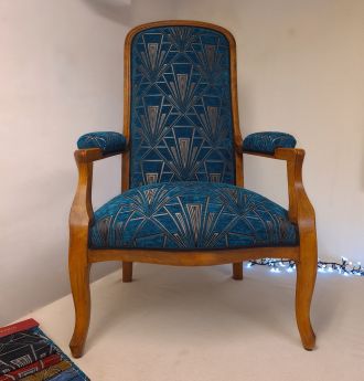 Réfection moderne de ce fauteuil Voltaire avec un beau tissu Gatsby.