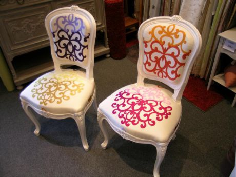 Chaises peintes + soie brodée motif placé